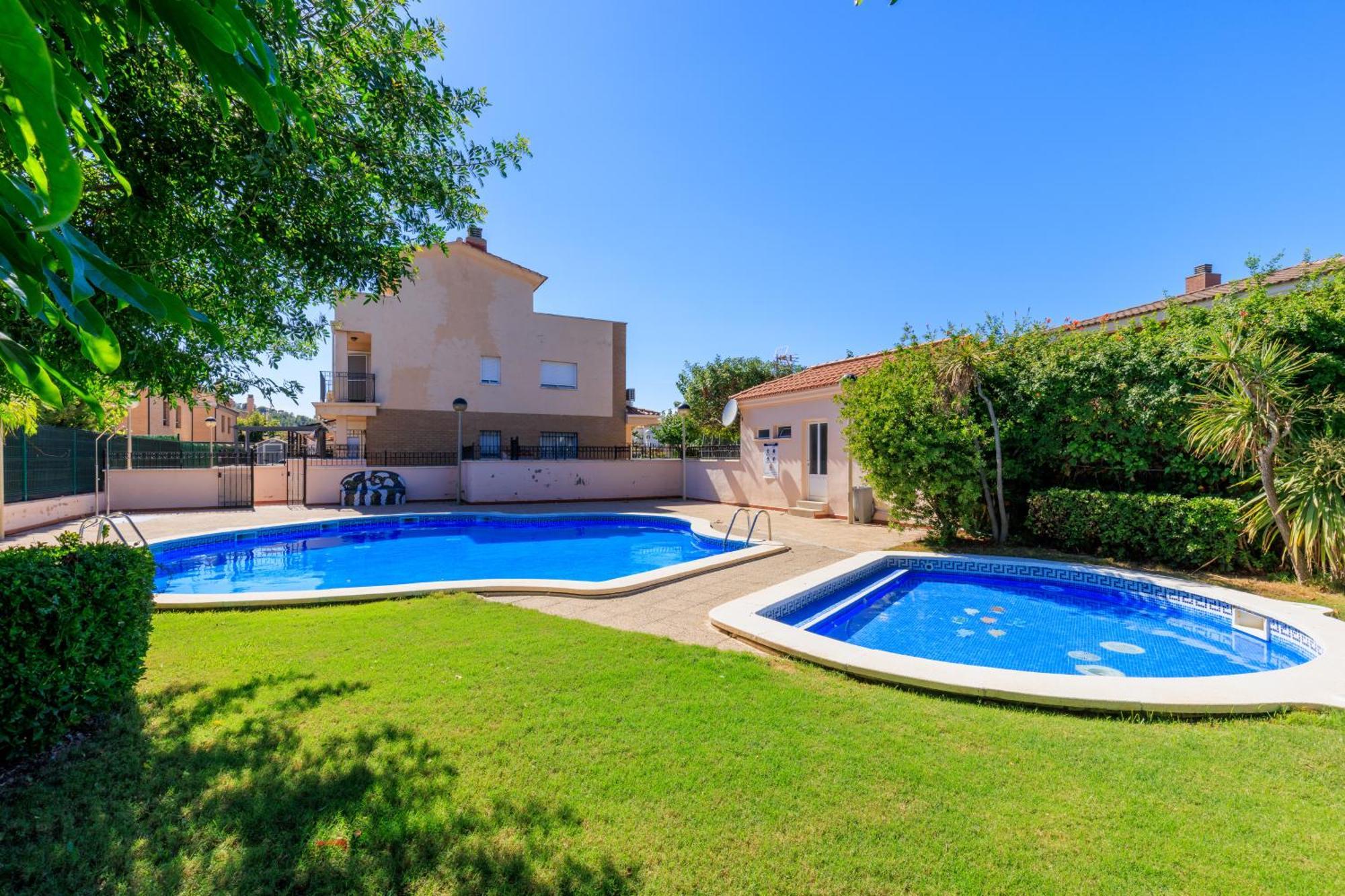 Adosado Con Jardin En Los Xalets De سالو المظهر الخارجي الصورة